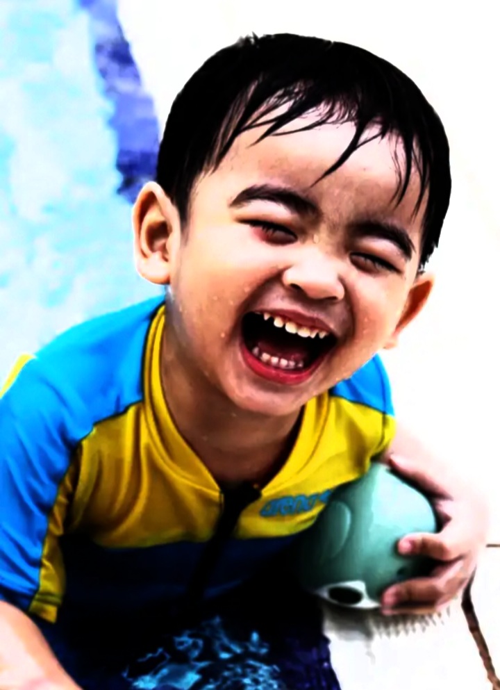 صورة لطفل يضحك فوائد الضحك 