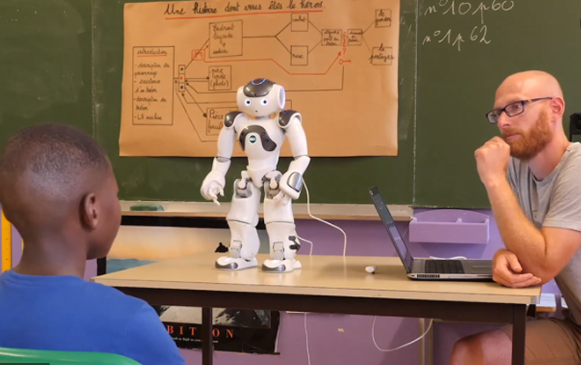 الروبوتات إلى الفصول الدراسية