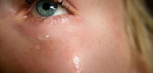 لماذا يبكي الإنسان 5 أسباب للدموع
